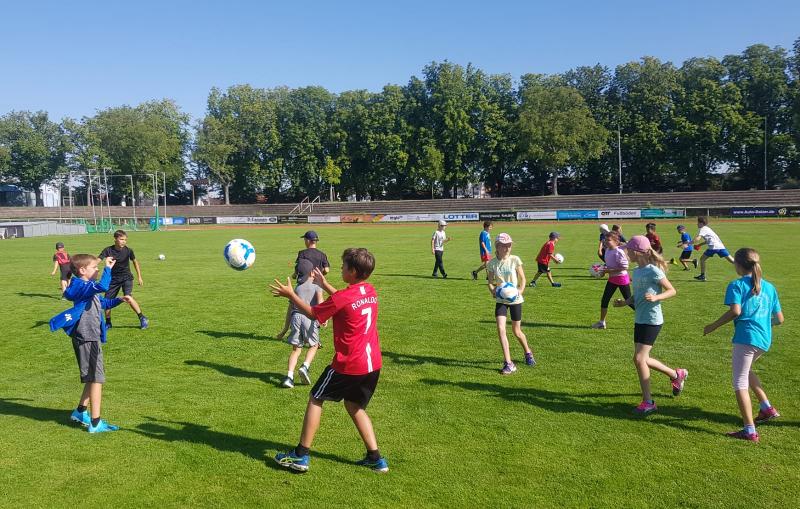 Teilnehmer von Herbstferien Düsseldorf spielen Fußball