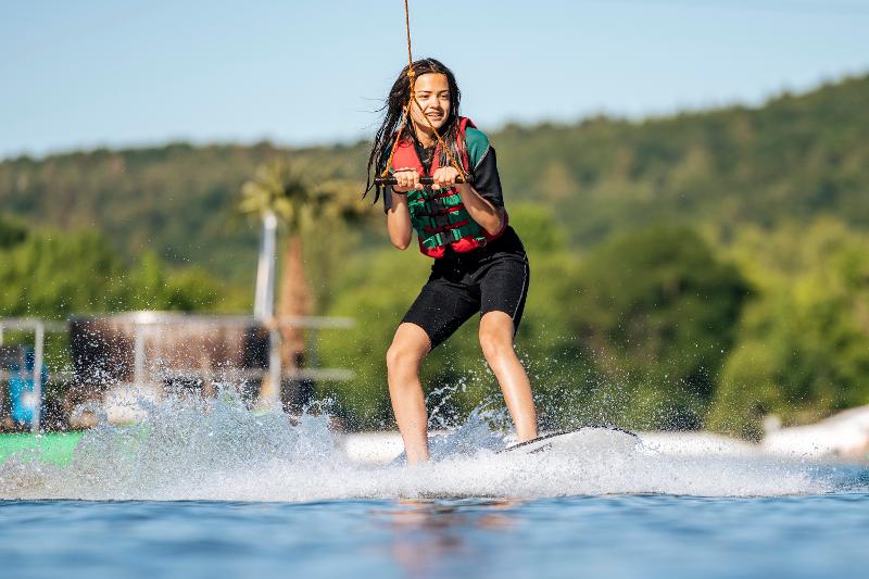 Kind im Teenscamp fährt mit dem Wakeboard