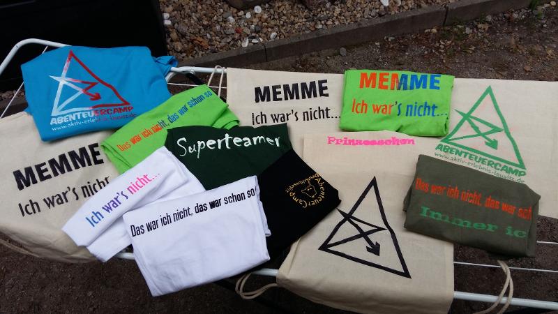 Verschiedene Beutel liegen während der Ferienbetreuung auf dem Boden