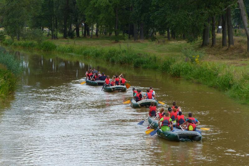 Während der Ferienbetreuung machen die Kinder eine Tour mit verschiedenen Schlauchbooten