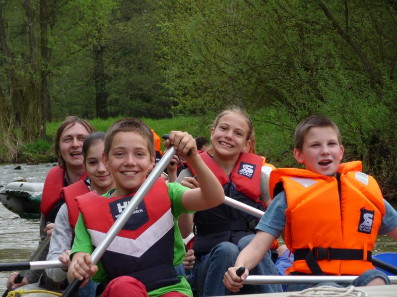 Kinder haben während der Paddeltour in der Ferienbetreuung eine Menge Spaß