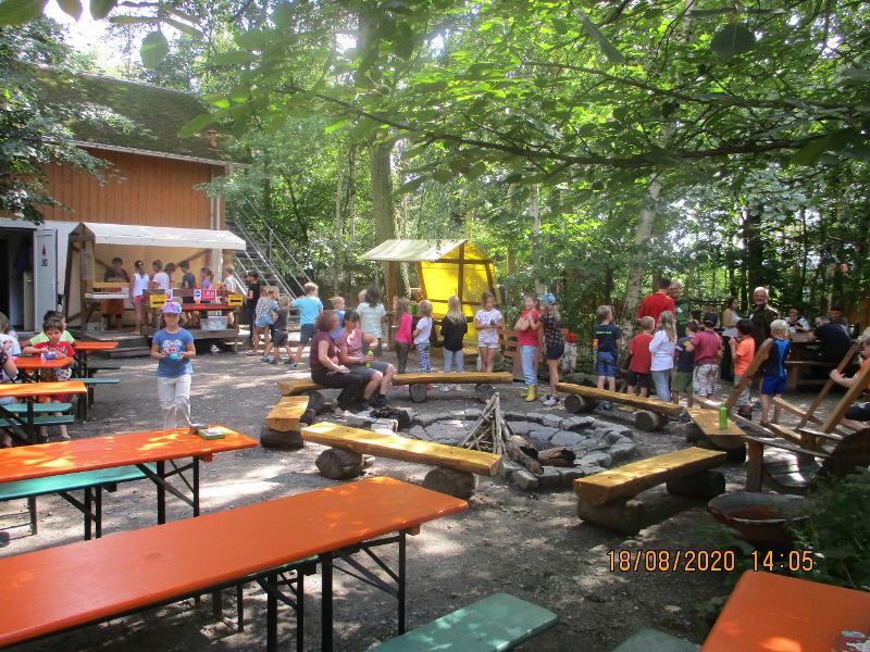 Die Kinder gönnen sich während der Ferienbetreuung eine kleine Pause im Camp