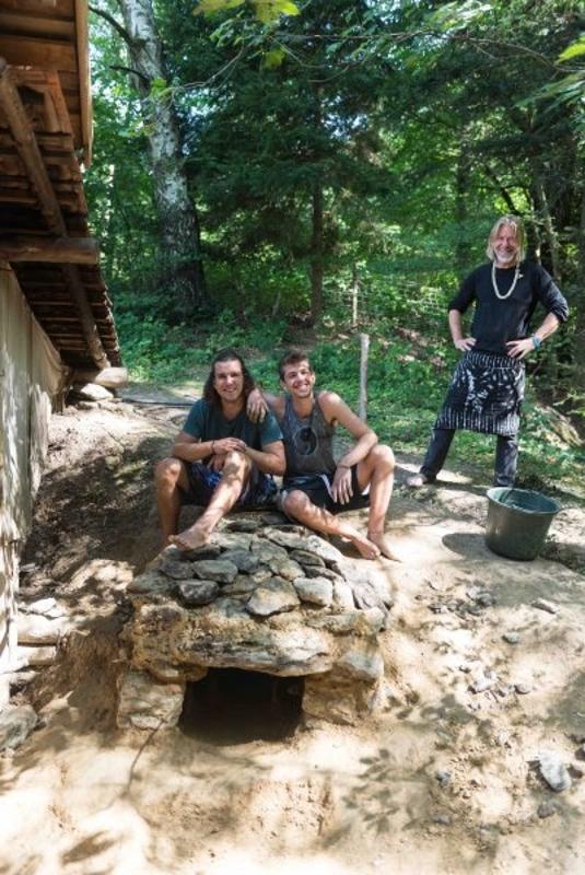 Teilnehmer eines Abenteuer Forschercamps sitzen auf dem Boden