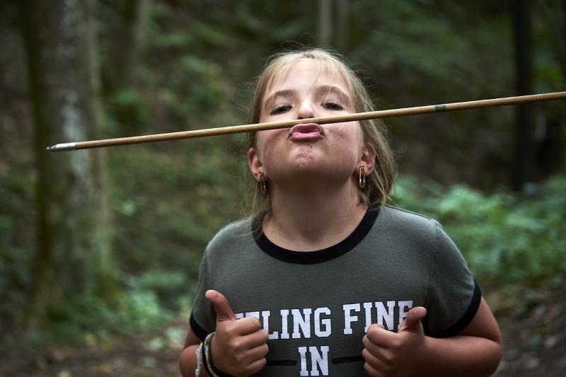 Eine Teilnehmerin der Sommerferien in Essen spielt im Wald