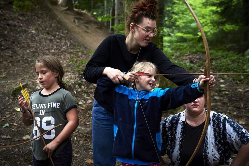 Teilnehmende des Feriencamps der Essen Sommerferien lernen Bogen Schießen