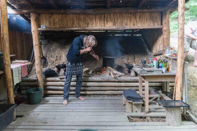 Teilnehmer eines Abenteuer Forschercamps machen Feuer