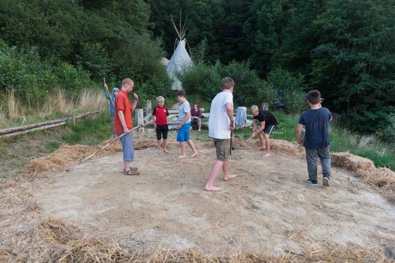 Kinder eines Abenteuer Forschercamps laufen im Kreis