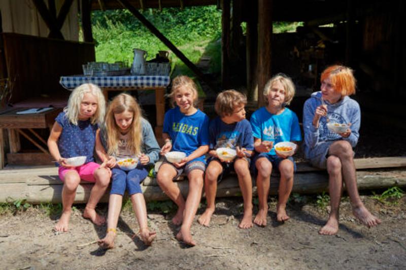 Im Sommercamp Stadt Wien essen gemeinsam