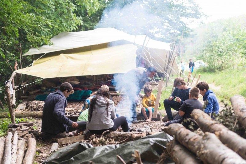 Kinder eines Abenteuer Forschercamps qualmen