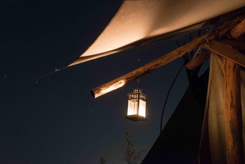Im Abenteuer Forschercamp leuchtet eine Laterne