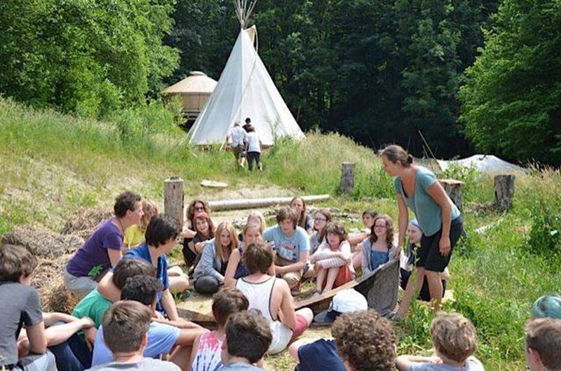 Kinder eines Abenteuer Forschercamps spielen