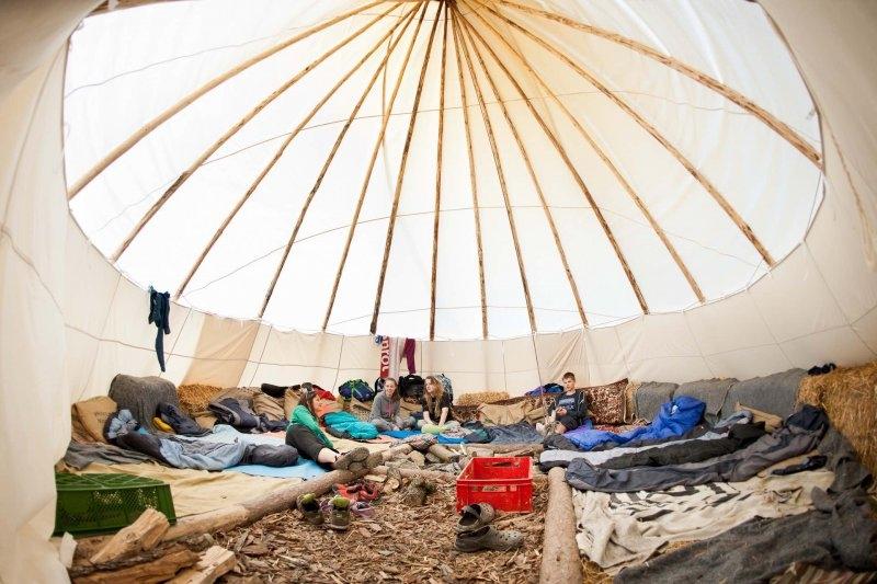 Kinder eines Abenteuer Forschercamps schlafen zusammen