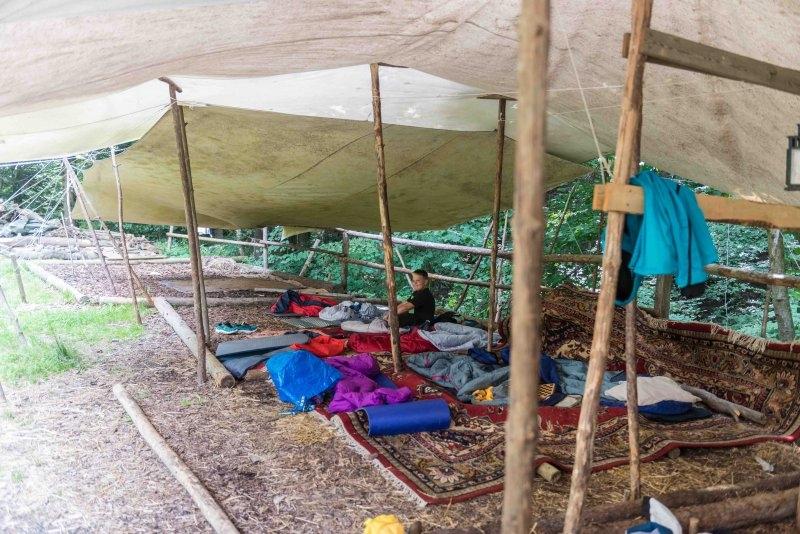 Kinder eines Abenteuer Forschercamps campen