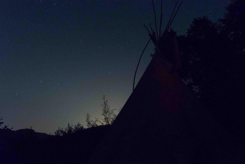 Kinder eines Abenteuer Forschercamps schlafen nachts