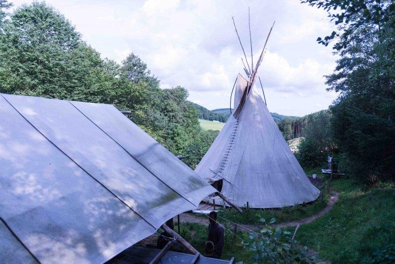 Kinder eines Abenteuer Forschercamps campen