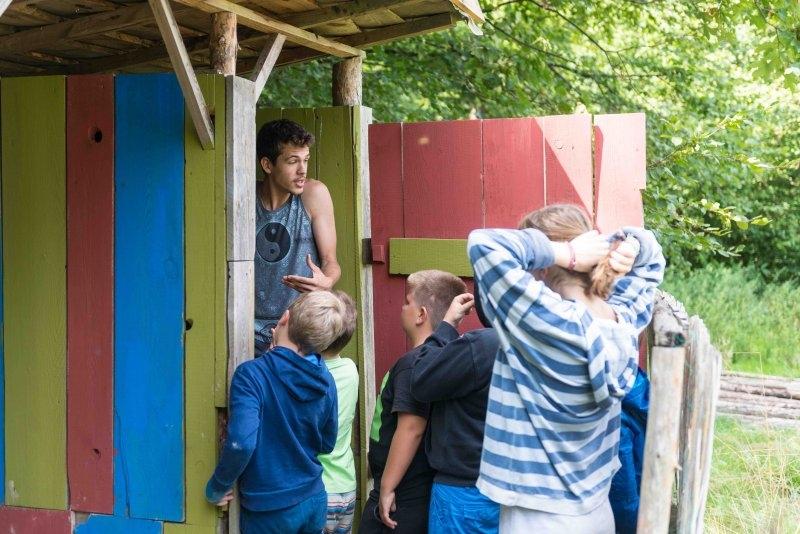 Kinder eines Abenteuer Forschercamps stehen vor der Toilette an
