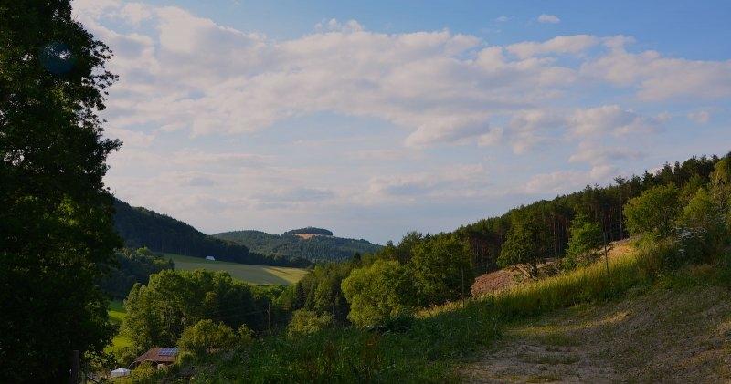 Kinder eines Abenteuer Forschercamps laufen über Hügel