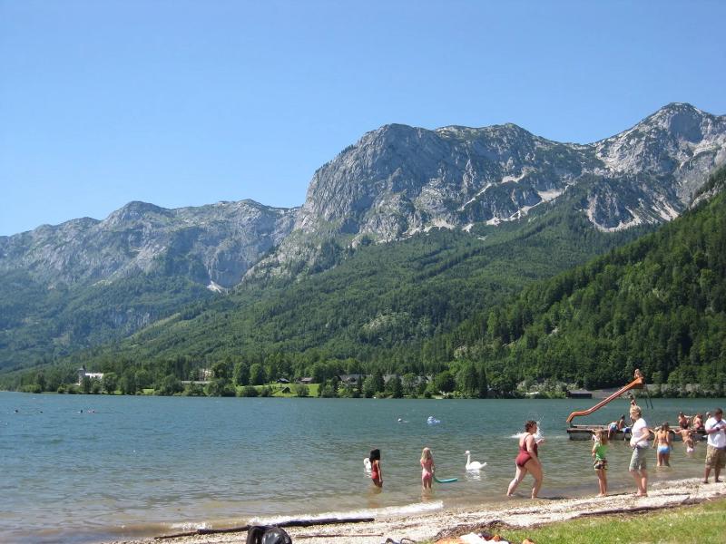 Auf dem Bild der Jugendreise ohne Betreuung sieht man eine schöne Bergkulisse mit einem Gewässer davor