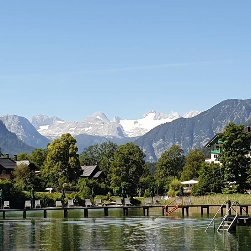 Teilnehmer eines Sportlagers sind am See