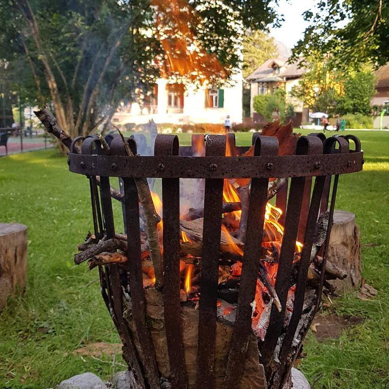 Teilnehmer eines Sportlagers machen Feuer