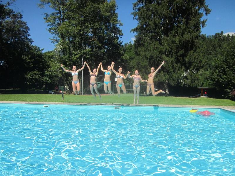 Teilnehmer eines Sportlagers springen zusammen