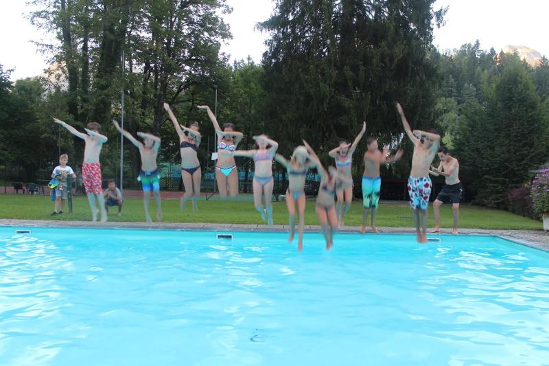 Teilnehmer eines Sportlagers springen mit Dab