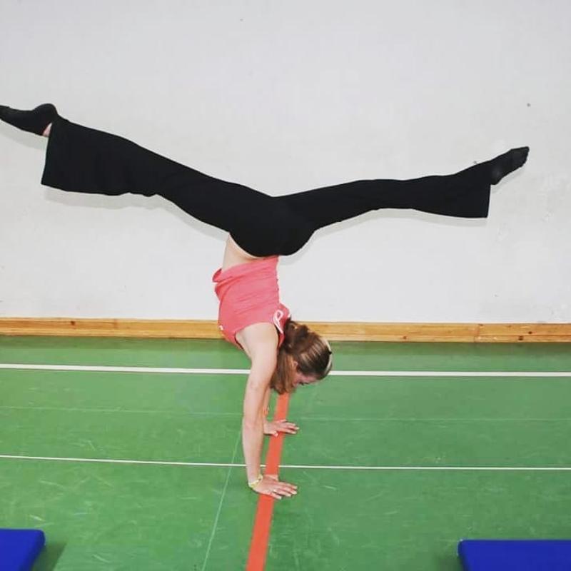Teilnehmer eines Sportlagers machen einen Handstand