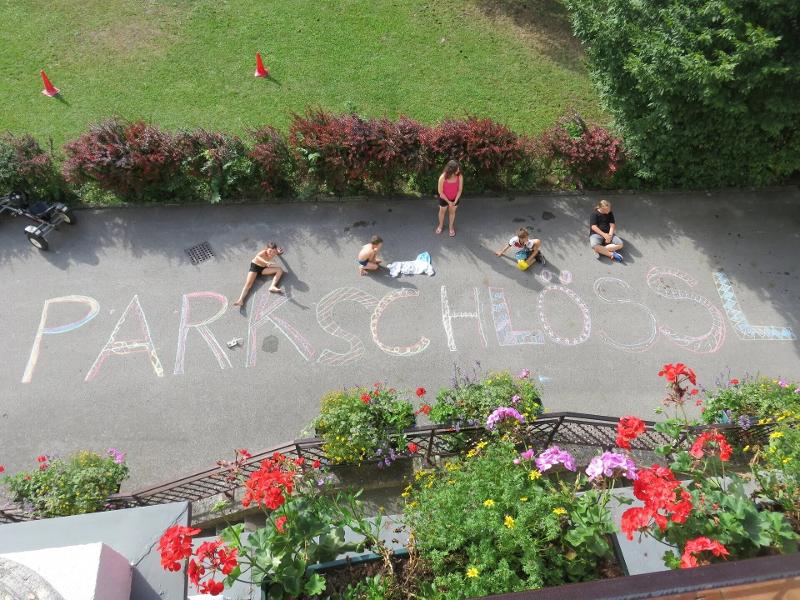 Teilnehmer eines Sportlagers sich am Parkschlössl