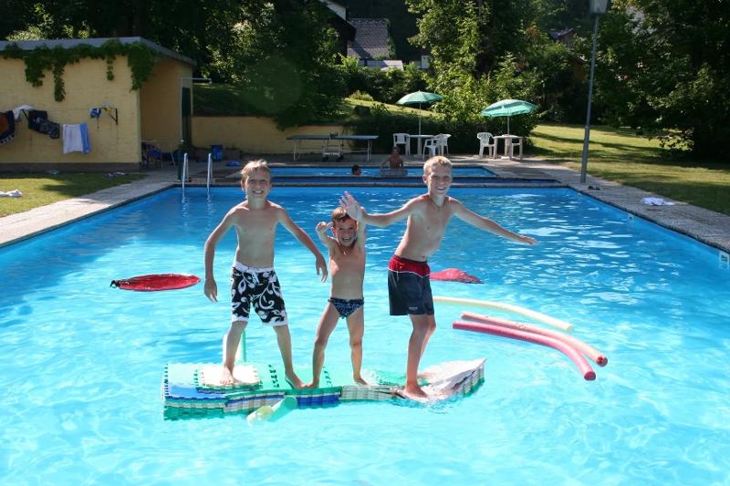 Teilnehmer eines Sportlagers sind auf dem Wasser