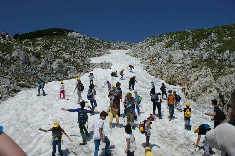 Teilnehmer eines Sportlagers sind im Schnee
