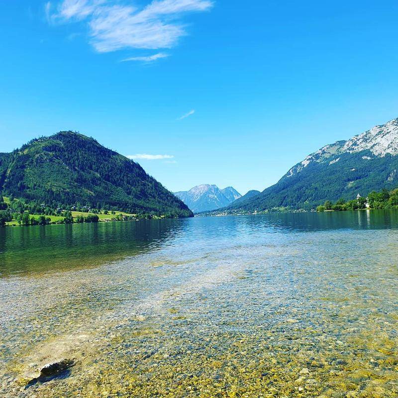 Teilnehmer eines Sportlagers sind am Steinstrand
