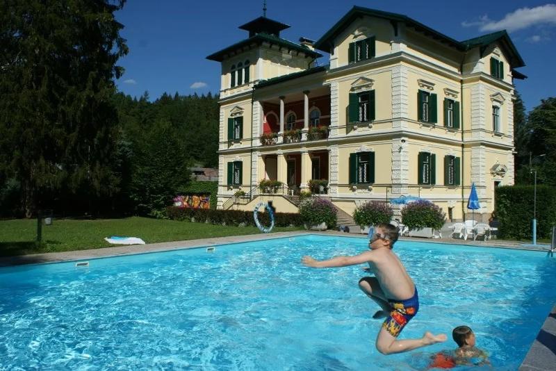 Teilnehmer eines Sportlagers spielen im Pool