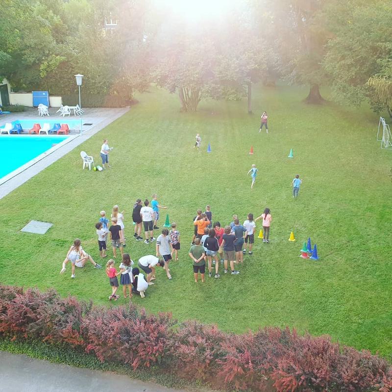 Teilnehmer eines Sportlagers spielen fangen
