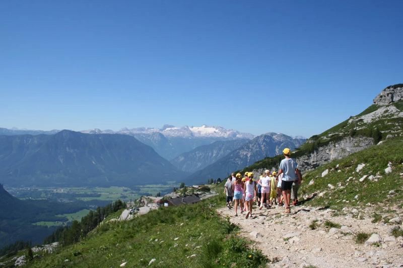 Teilnehmer eines Sportlagers wandern