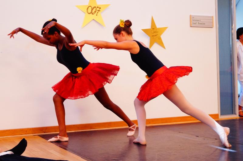 Teilnehmer eines Sportlagers lernen Ballet