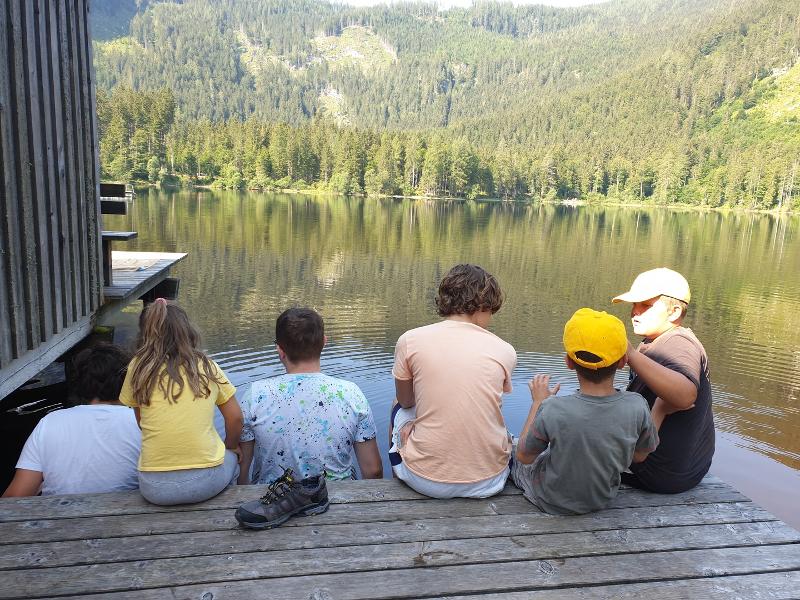 Teilnehmer eines Sportlagers sind am See