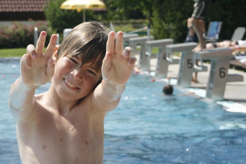 Teilnehmer eines Sportlagers sind am Pool
