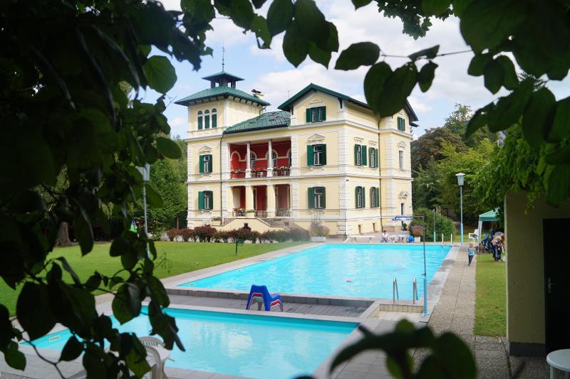 Teilnehmer eines Sportlagers haben einen Pool