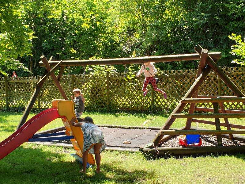 Teilnehmer eines Sportlagers sind auf dem Spielplatz