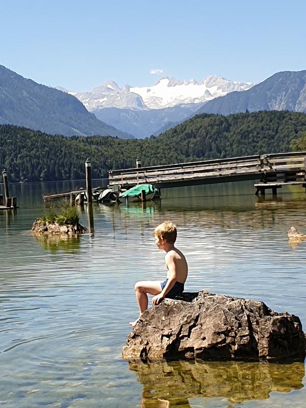 Teilnehmer eines Sportlagers sind im Wasser