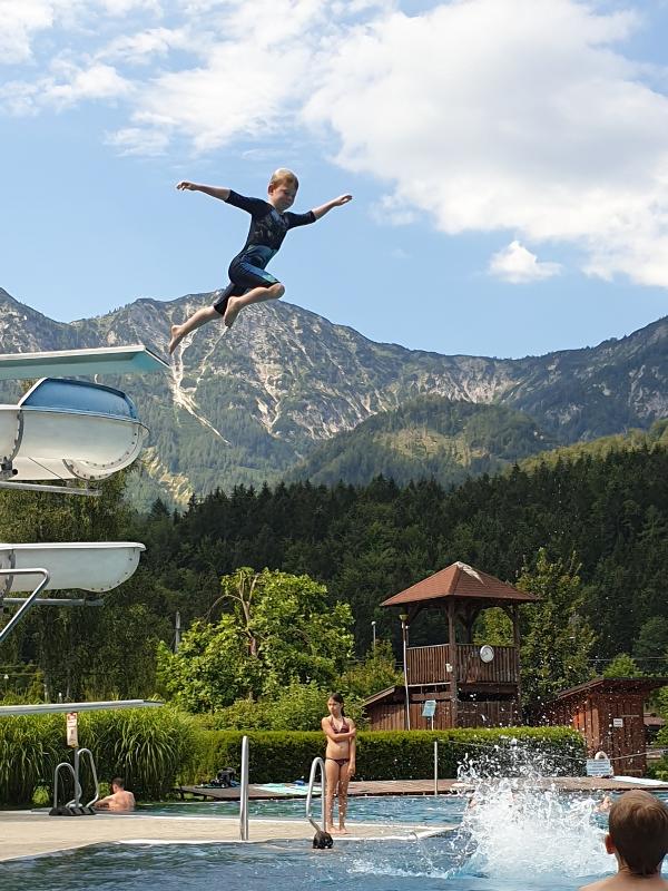 Teilnehmer eines Sportlagers springen vom Turm
