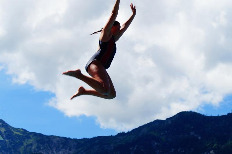 Teilnehmer eines Sportlagers springen ins Wasser