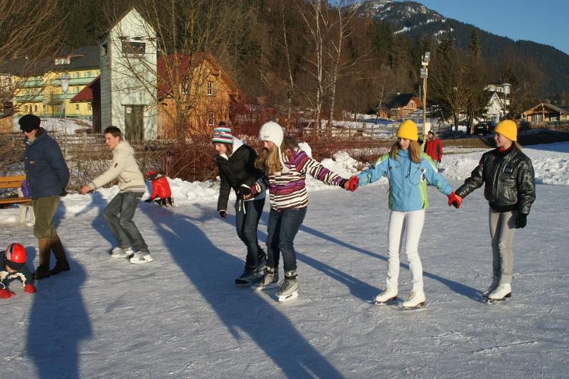 Teilnehmer eines Sportlagers halten sich fest