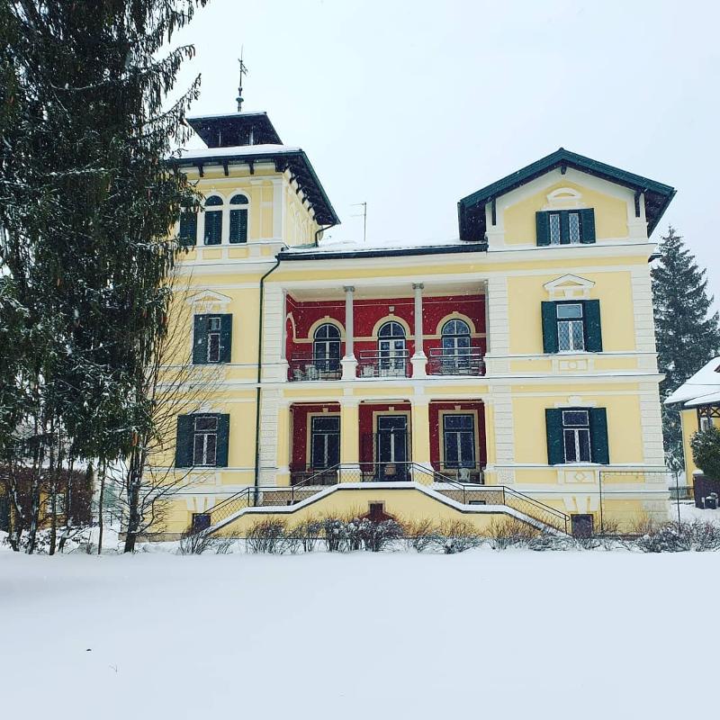 Teilnehmer eines Sportlagers verreisen im Winter