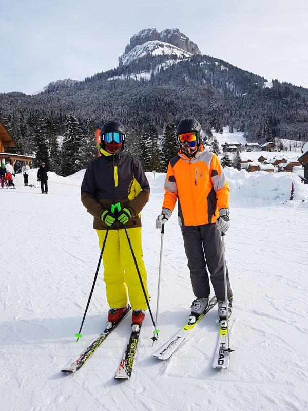 Teilnehmer eines Sportlagers sind im Schnee