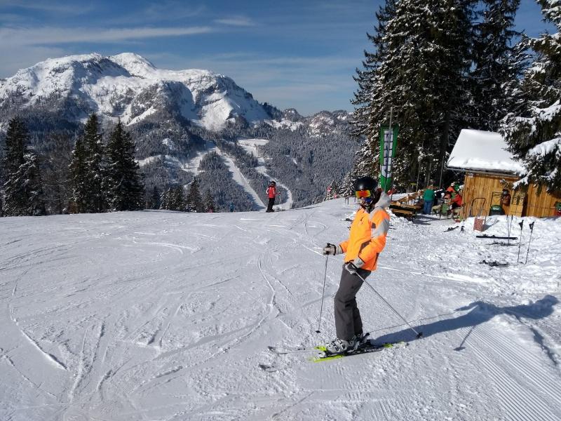 Teilnehmer eines Sportlagers sind auf der Piste