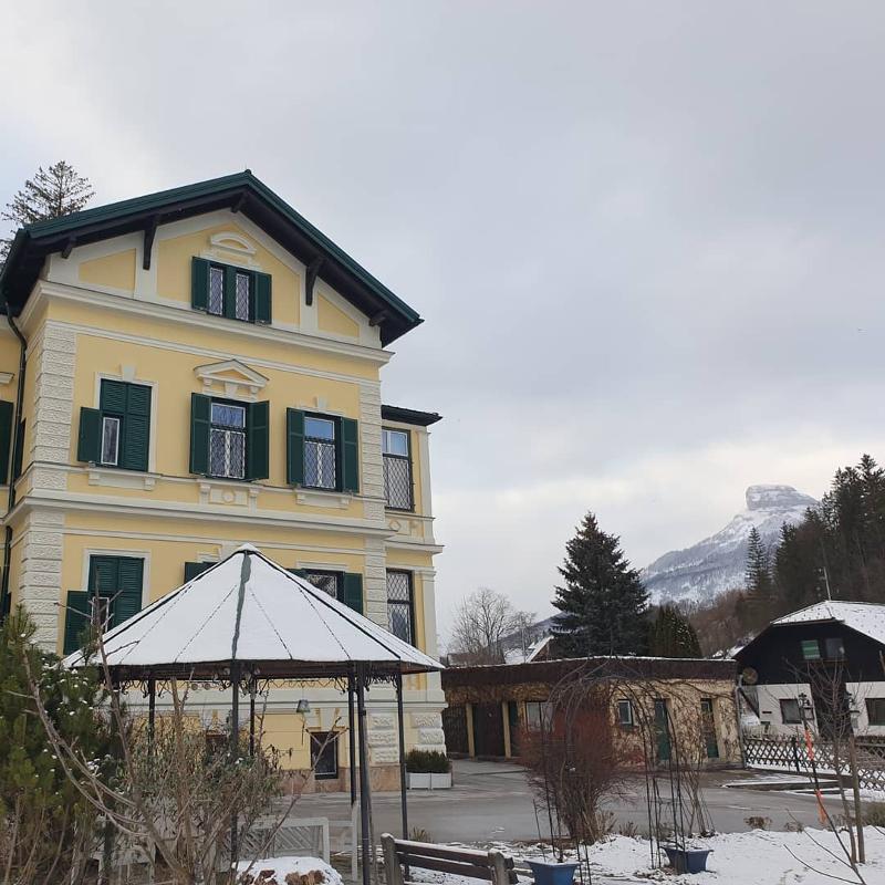 Teilnehmer eines Sportlagers sind im Skigebiet