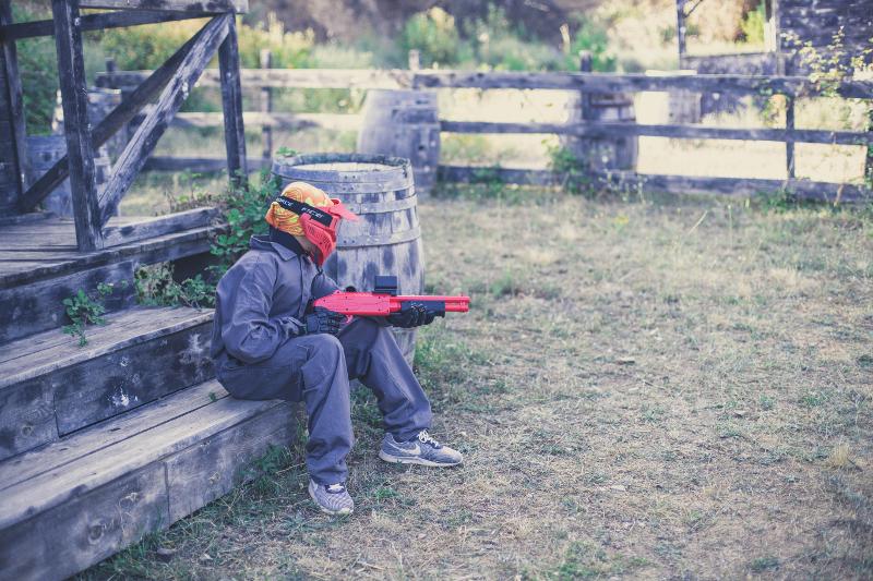 Teilnehmer einer Sprachreise England Jugendliche spielen Lasertagg