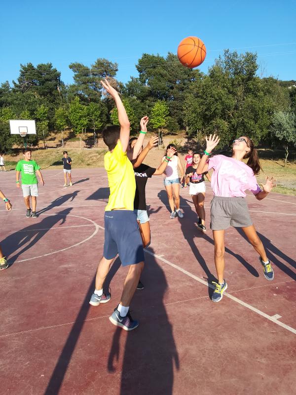 Teilnehmer einer Sprachreise England Jugendliche spielen Basketball
