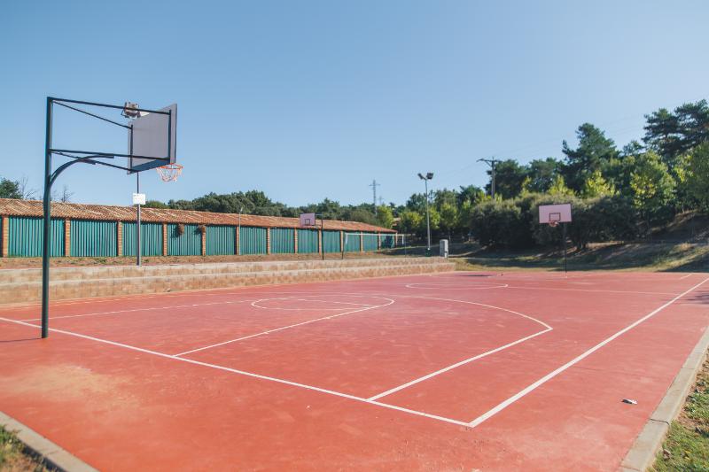 Teilnehmer einer Sprachreise England Jugendliche haben viele Sportanlagen